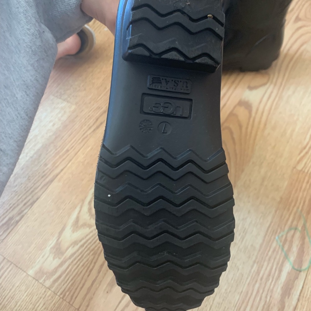 UGG RAINBOOTS WORN ONCE OR TWICE